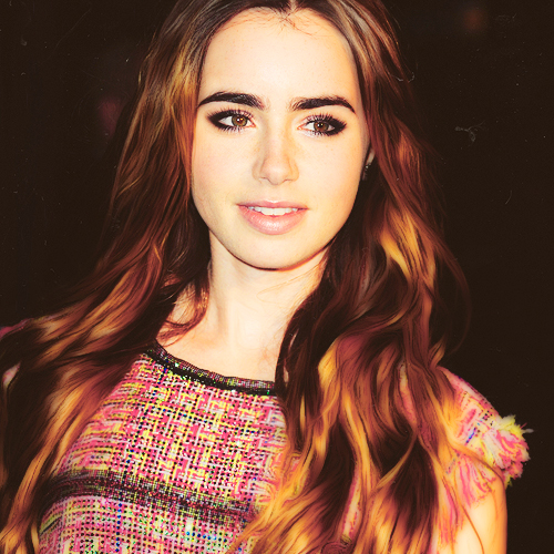 Lily Collins Photo 15