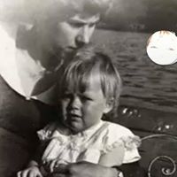 Maria Broderick Photo 16