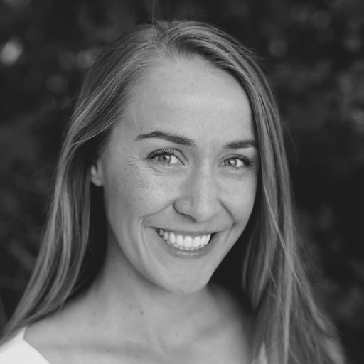 Leah Martin Photo 35