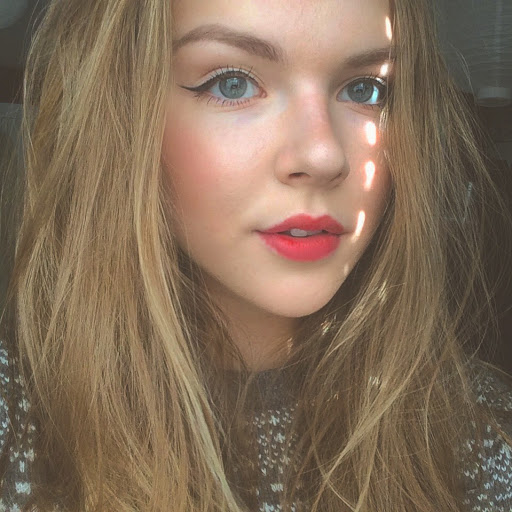 Julia Hall Photo 9