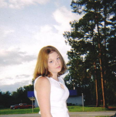 Caroline Maxwell Photo 15