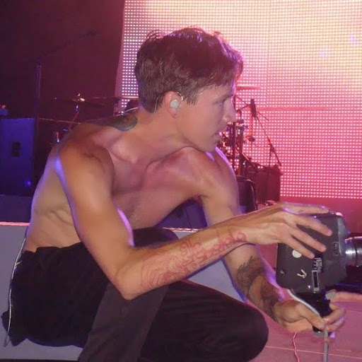 Leigh Young Photo 27
