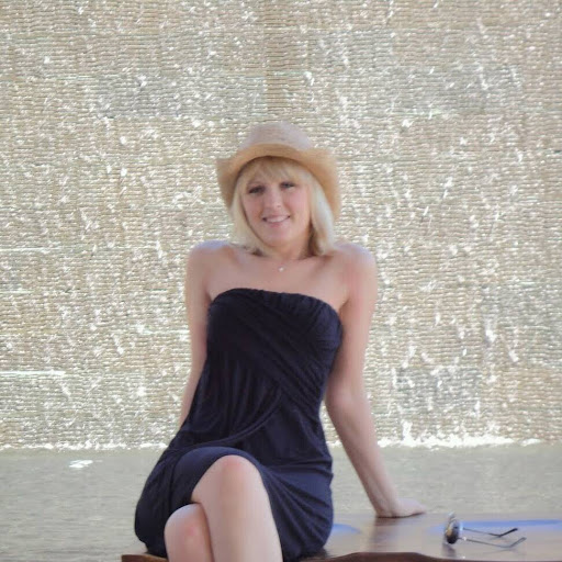 Jane Bailey Photo 18