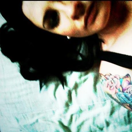 Holly Compton Photo 16