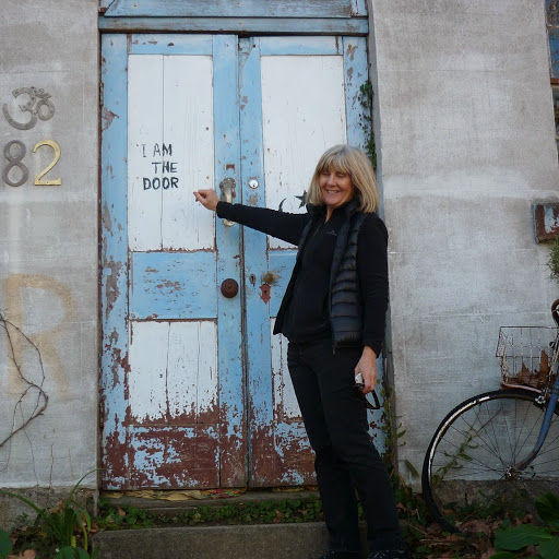 Elizabeth Hirst Photo 9