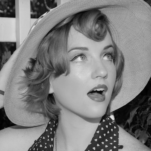 Emily Taylor Photo 42