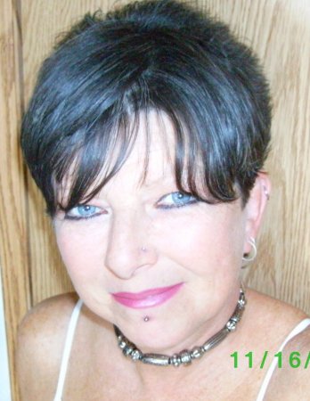 Elizabeth Barker Photo 23