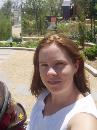 Elizabeth Barker Photo 24